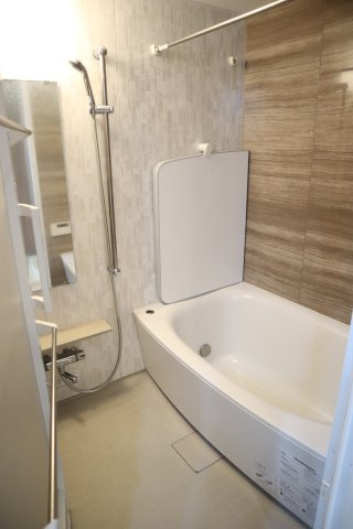 【バスルーム】1日の疲れを取り心身を癒すことができる住まいの中のリラクゼーション空間。心からゆったりと寛いでいただけるよう、ゆとりのスペースを確保しております。