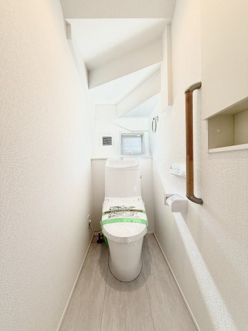 各階にトイレが設置されており、朝の慌ただしい時間でも混むことがなく安心ですね！