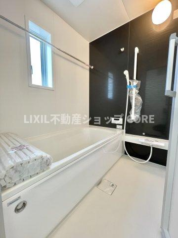 ゆったり入れる一坪バス。足を伸ばして入れるサイズは一日の疲れを癒すのに嬉しい広さですね。　