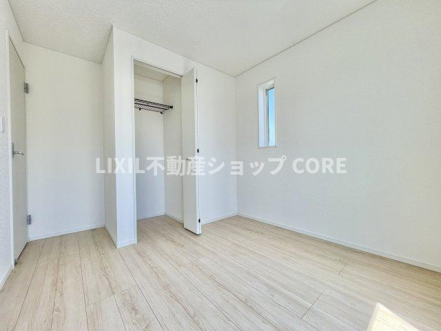 各居室にはクローゼットが備え付けられており、居室の広さを有効に使えます♪　