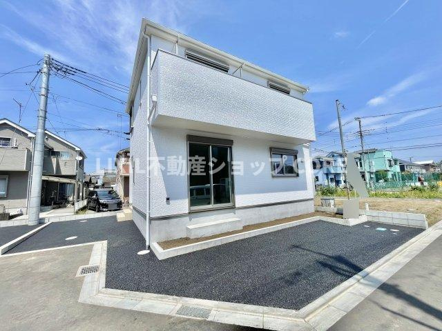 前面道路は閑静な住宅地をはしる車通りの少ない道路。お車の出し入れが苦手なママや小さなお子様にも安心　