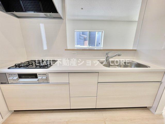 油や調味料はもちろんのこと、ビールや非常食なども収納できるほどの収納スペースを確保しています　
