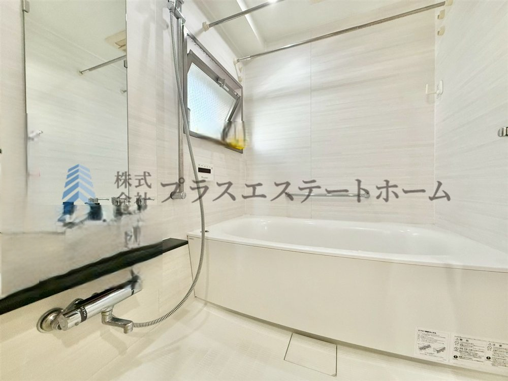 リフォーム前の写真です♪白基調で清潔感のある浴室♪