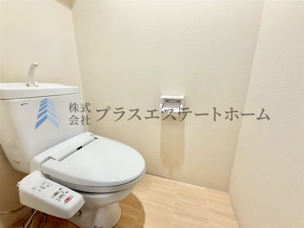 リフォーム前の写真です♪温水洗浄付き暖房便座♪