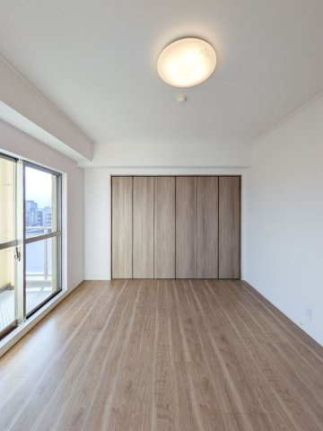 洋室約7.4帖は南側に面して陽当たりが良く、お部屋から眺望が望めます
