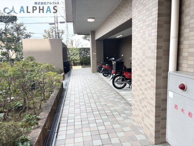 ◆バイクも自転車も雨に降れずに駐輪できます♪