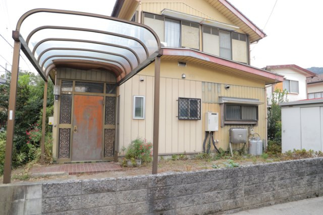 土地の面積＝住宅面積ではありません。建ぺい率の問題などで、土地のある場所によって住宅を建てられる面積は限られています。高さもしかり、「土地」という言葉の中には、建築条件も含まれると考えておきましょう。