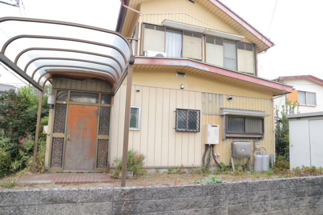 家を建てる場合、方位は要チェックです。現実的に日当たりのよい家ならばリビングは南側、建築基準法でも北側に当たる家への配慮は求められています。土地を見学に行く際は、方位磁針を持って行くようにしましょう。