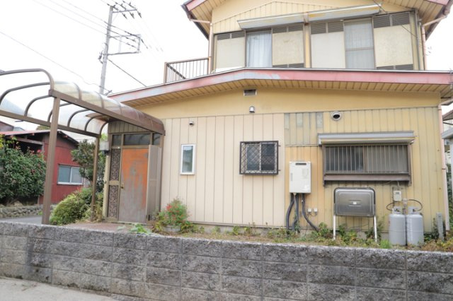 土地を買う際、住む地域の自治体や福祉の補助制度にも注目してみましょう。子供や老人の医療補助やゴミ出しのルールなど、自治体によってルールに大きな違いがあるため、暮らしやすい土地で判断するとよいでしょう。