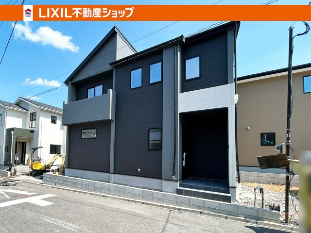 小学校まで徒歩約1分と安心の通学距離！土地の特性に合わせて間取りを作成したデザイナーズ物件!