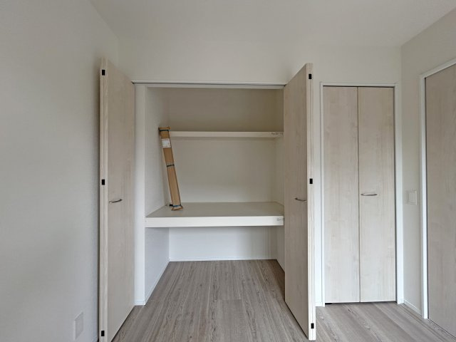 1階洋室は収納たっぷり。