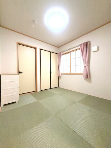 1Fの4.5帖の和室になります♪畳はクッション性があり、お子様の遊び場としてもご活用いただけます♪