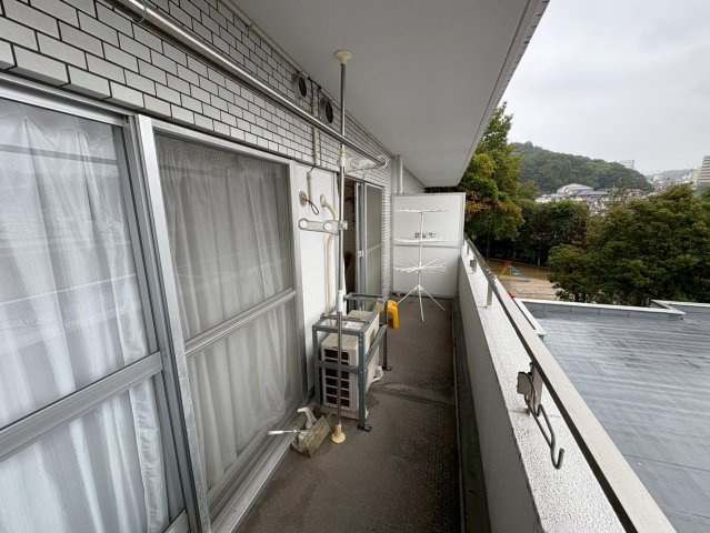 奥行きがあり、ゆとりを感じるバルコニーです。洗濯物や布団を干すスペースとして十分な広さがあり、快適に使用できます。手すりや壁面もしっかり整備されています。開放感のある眺めを楽しめるバルコニーです。