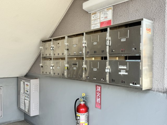 共用部には集合ポストが設置されており、不在時でも郵便物の受け取りが可能。エントランス近くに配置されているため、お出かけや帰宅時に確認しやすい便利な動線。共用部分は整理整頓されております。