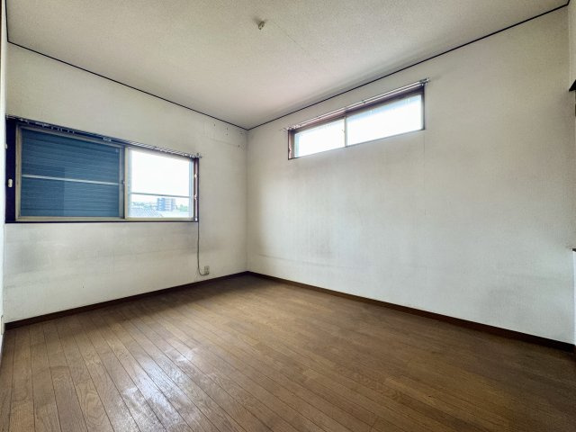 2F　約6帖の洋室は2面採光で明るいお部屋となっております。