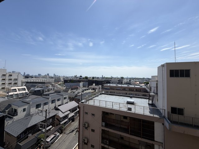 【澄み渡る眺望】視界を遮るもののない、開放感を愉しむ特等席。どこまでも広がる青空と陽光が、日々の暮らしに潤いを与えます。
