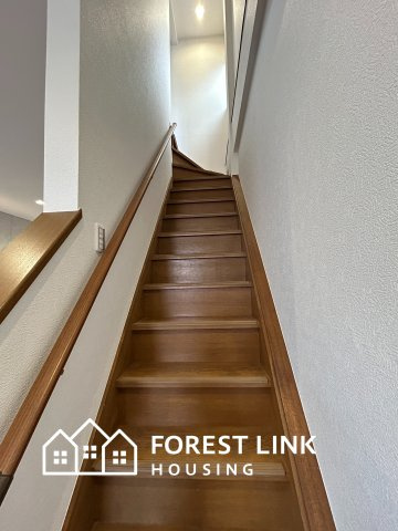 手すり付きの階段のため、安心です。