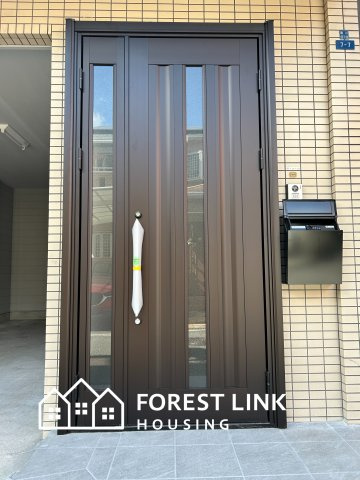 交換された玄関扉。