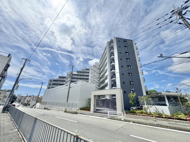 整備された歩道に面し、毎日の徒歩移動や散歩も快適♪車と離れて安心して暮らせる、駅近で魅力的な立地です。