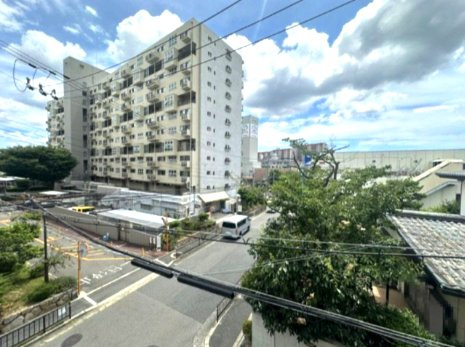 近隣に大きな建物が無いので開放的な空間を楽しめます。陽当り・周辺環境も合わせて、ぜひ現地をご覧ください！