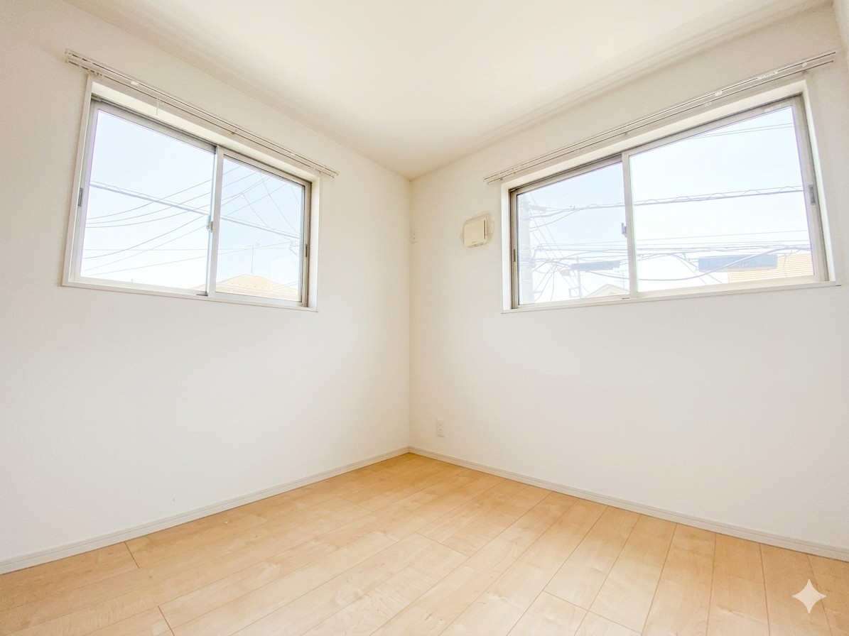 2面に窓を配置しているため、お部屋の空気がスムーズに入れ替わります。お掃除の際や、気分転換の換気もバッチリです。