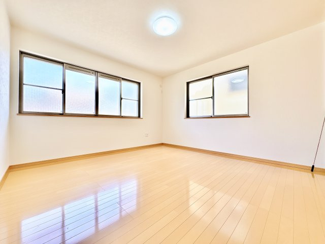 2階北東側8.7帖洋室