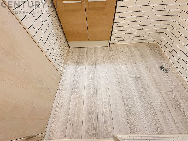 衣服の収納や脱ぎ着や整理整頓がしやすく、湿った衣類を乾燥させるスペースがありカビや臭いの発生を防ぎます。床の汚れを他の部屋に持ち込まず清潔を保つことができます。また快適な入浴環境の整備にも役立ちます。