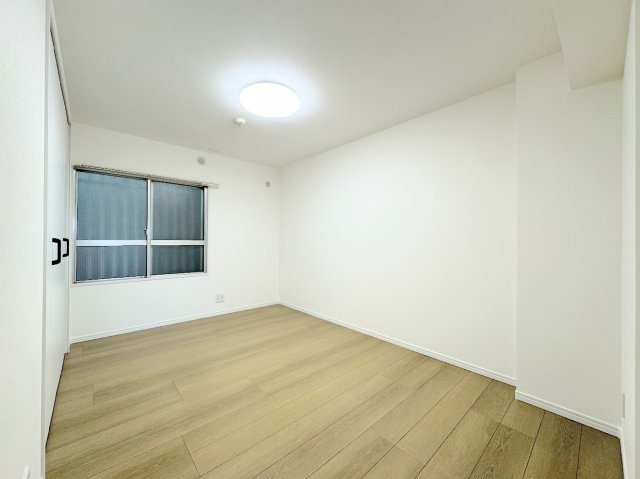 ◆気持ちの良い風が室内へ入り込む居室。家具を配置しても広々ご利用いただける快適空間。
