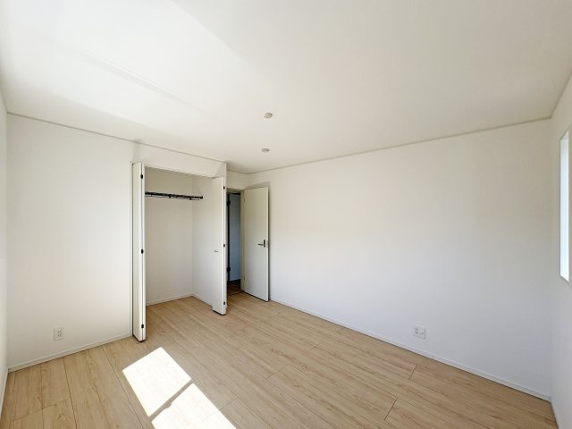 2階7.2帖洋室（南側）、2面採光の明るいお部屋です。