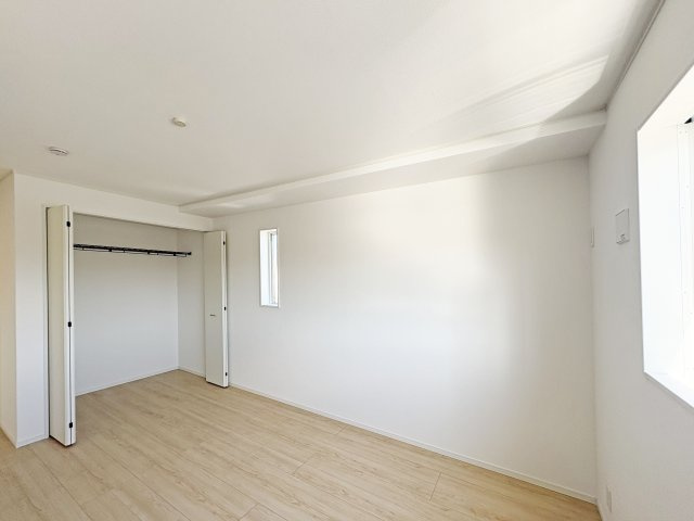2階7.2帖洋室（東側）、2面採光の明るいお部屋です。各部屋にクローゼット付き。