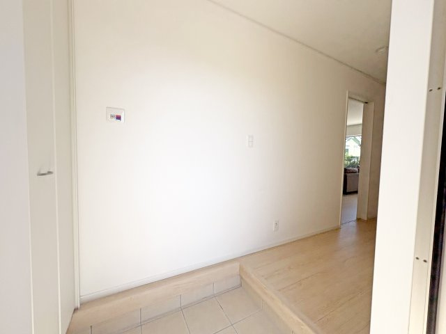 玄関のエントランスです。ホールの先が階段になります。