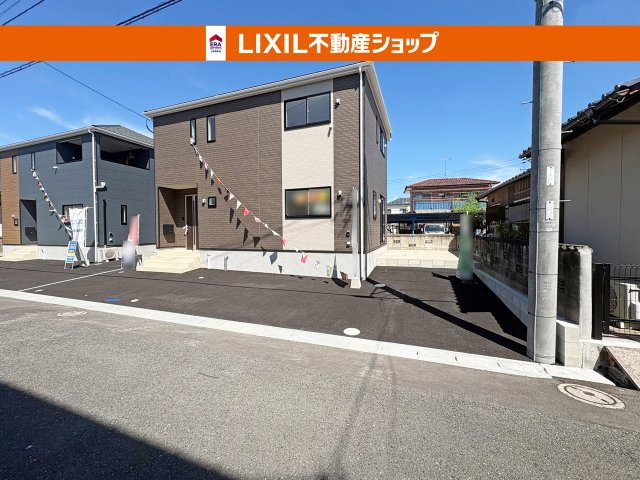 2棟並ぶ新築戸建てです。向かって右側が2号棟。駐車場は4台可能です。