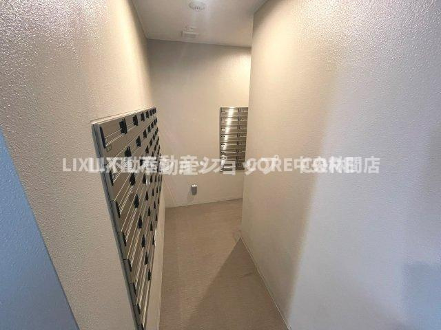 エントランス付近に設置されている郵便受けになります。