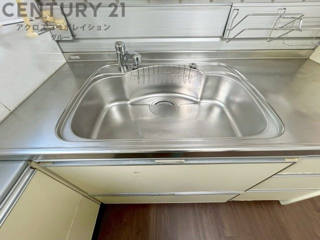 大きなシンクでお鍋などの大きな調理器具を洗う際にも便利です。　