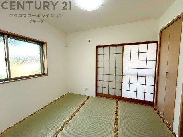 来客時の寝室や家事スペースなど、多目的に使える和室。畳ならではの柔らかさと調湿性で、季節を問わず快適に過ごせる便利な一部屋です。　