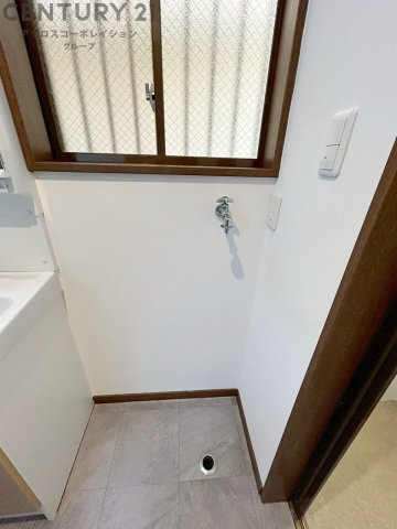 洗濯物の仕分け作業がしやすく、整理整頓が容易になります。洗濯音や湿気を他の部屋に持ち込まず、生活環境を快適に保ちます。上部を活用すれば収納スペースを確保でき洗剤や洗濯用品の整理もしやすくなります。　