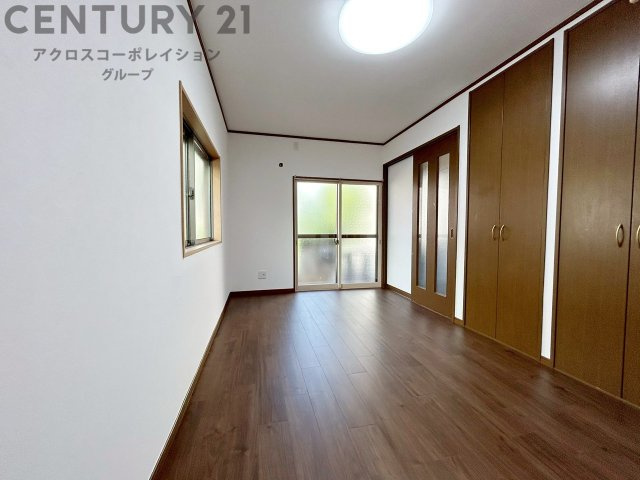 南向きの居間リビングは、豊かな自然光が差し込み一日中明るく快適。開放感と温もりに包まれる心地よい空間です。　