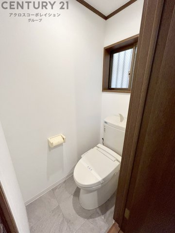温水洗浄便座付トイレは温水洗浄機能により、暖かい水でおしりを洗浄することができ、冷たい水を使う従来の便座に比べ、温水洗浄機能で暖かいトイレを提供し、快適な使用を可能にします。　