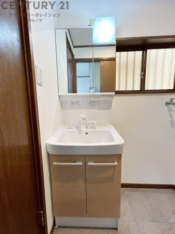 化粧品や洗顔料、歯ブラシなどの必需品をまとめて置ける収納スペースがあり、使用するたびに取り出す手間が省けます。また、水回りのため、濡れても大丈夫な素材が使用されており、お手入れが簡単です。　