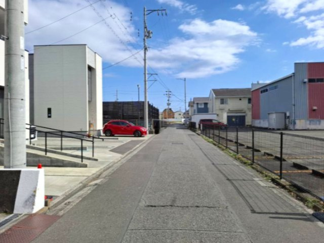 周辺道路：道幅があるので駐車のストレスが軽減され、来客時にも便利です。