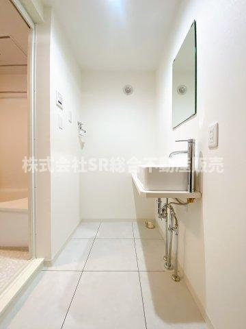 室内洗濯機置場もあり清潔感のある脱衣場です♪