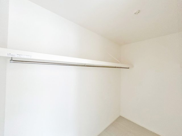 2階の2部屋には大容量のW.I.Cがあり、お気に入りの洋服を綺麗に収納できます（施工例）　