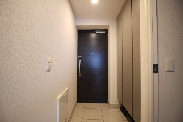 室内の状態も大変良好です。玄関も広々しており、壁面にシューズボックスがございます。