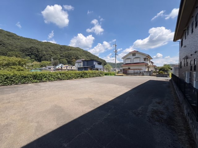 敷地から周辺を見渡せる開放感のある写真です。前面に大きな建物が少なく、陽当たりの良さが魅力の土地です。緑豊かな山並みも望むことができ、自然を身近に感じながら落ち着いた暮らしを楽しめる住環境です。