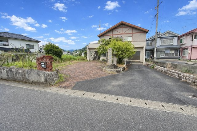 周辺は落ち着いた住宅街で、静かで安心して暮らせる環境です。前面道路は広く、小さなお子様や高齢の方にも安心です。近隣には生活利便施設や公共機関も揃っており、日常の買い物や通勤・通学にも便利な立地です。
