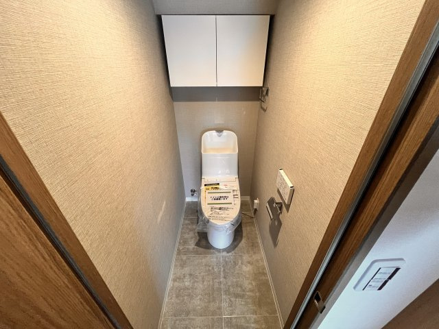 シャワートイレ付温水暖房便座です。冬でも暖かくて安心です。