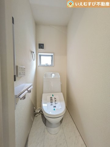 シンプルで清潔感のあるトイレ　窓付きで明るく、お掃除しやすいシンプルな空間♪