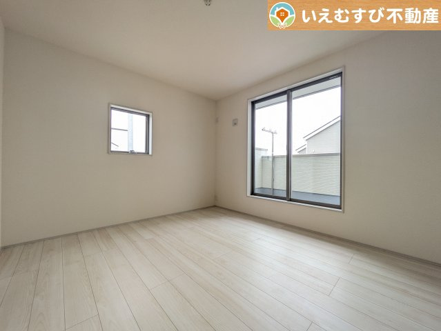 シンプルで明るいお部屋　2面採光で日当り良好！シンプルなお部屋なので自分で家具を選ぶのが楽しみですね！