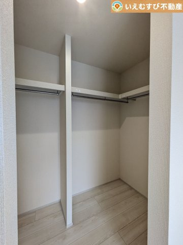たっぷりの収納力を備えたウォークインクローゼット　たくさん収納できるので季節物やかさばるバッグなども片付きます♪