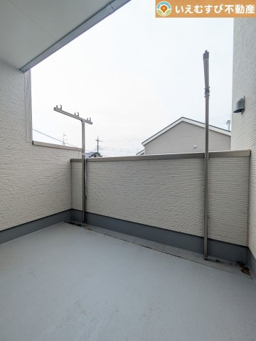ゆとりの広さのバルコニー　南向きで採光たっぷりなのでお洗濯ものが乾きやすい♪おふとんを干すにも余裕の広さ！